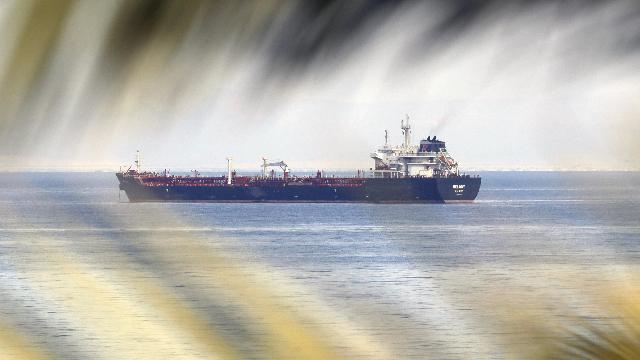  当谈判桌遇上航母群：美伊博弈中的信任困境与和平曙光 新闻