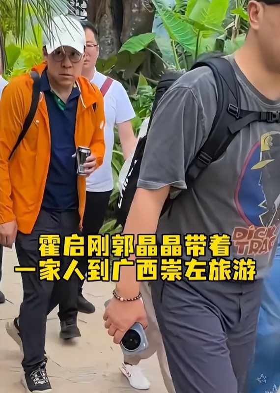 那个累到脸色发白的背影，戳中了多少父母的软肋