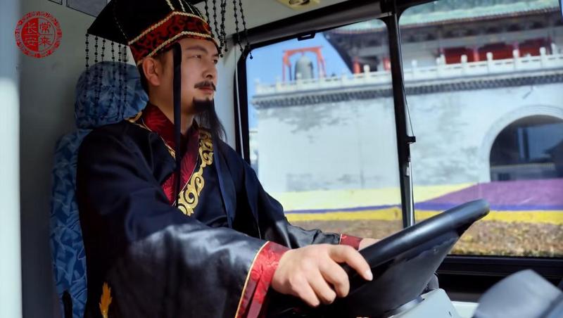 当司机变身关羽、秦始皇:街头这份浪漫背后有多少人的心酸与坚持 情感心理