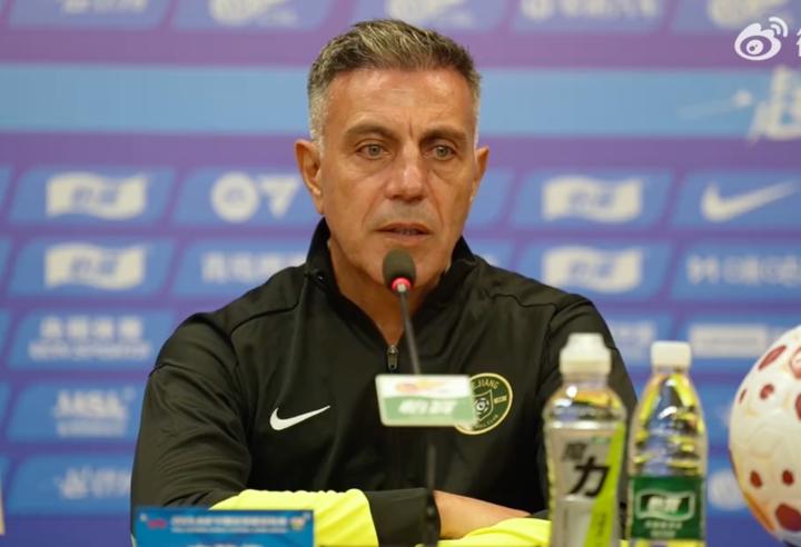  主场对决申花前夕，罗斯-阿洛伊西细谈备战思路；世预赛7万观众盛况激励全队，期待球迷再创主场传奇。 体育新闻