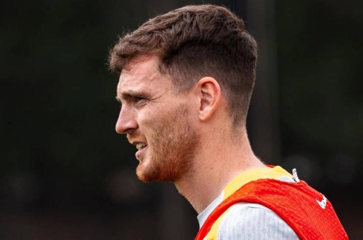  安菲尔德的夜晚：罗伯逊守护球迷笑容；索博斯洛伊直言不讳。 体育新闻