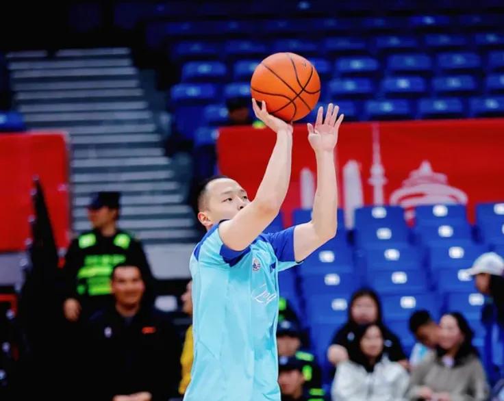 从顶薪边缘到亿元合约:CBA后卫市场的残酷生存法则 体育新闻